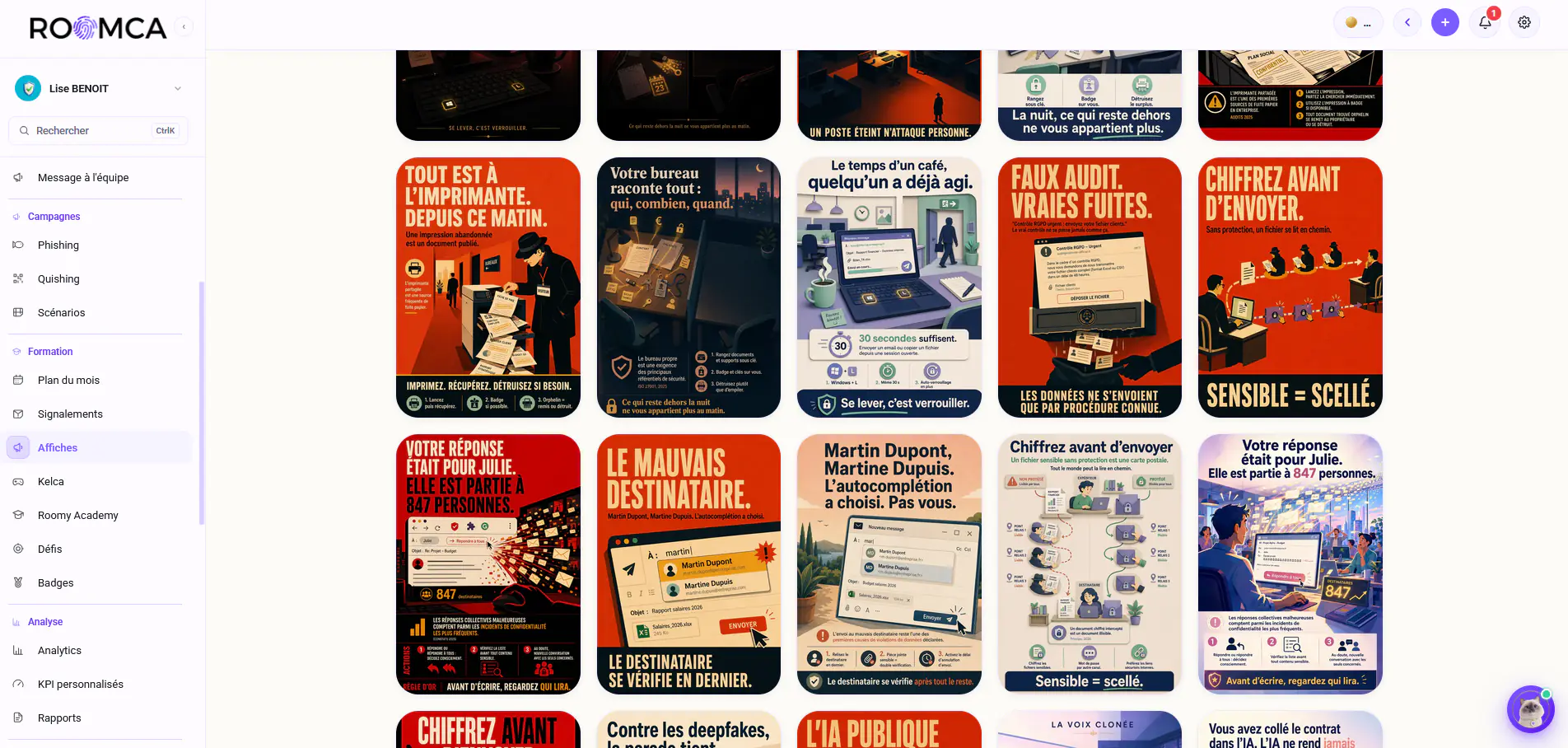 Galerie des affiches de prévention ROOMCA dans l'espace admin : mur de vignettes A4 par thème, du bureau propre à l'imprimante partagée, du mauvais destinataire au chiffrement et aux deepfakes.